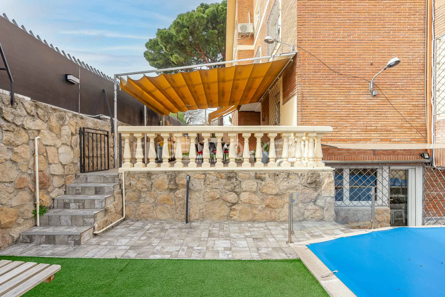 Wide house with swimming pool in exclusive Área