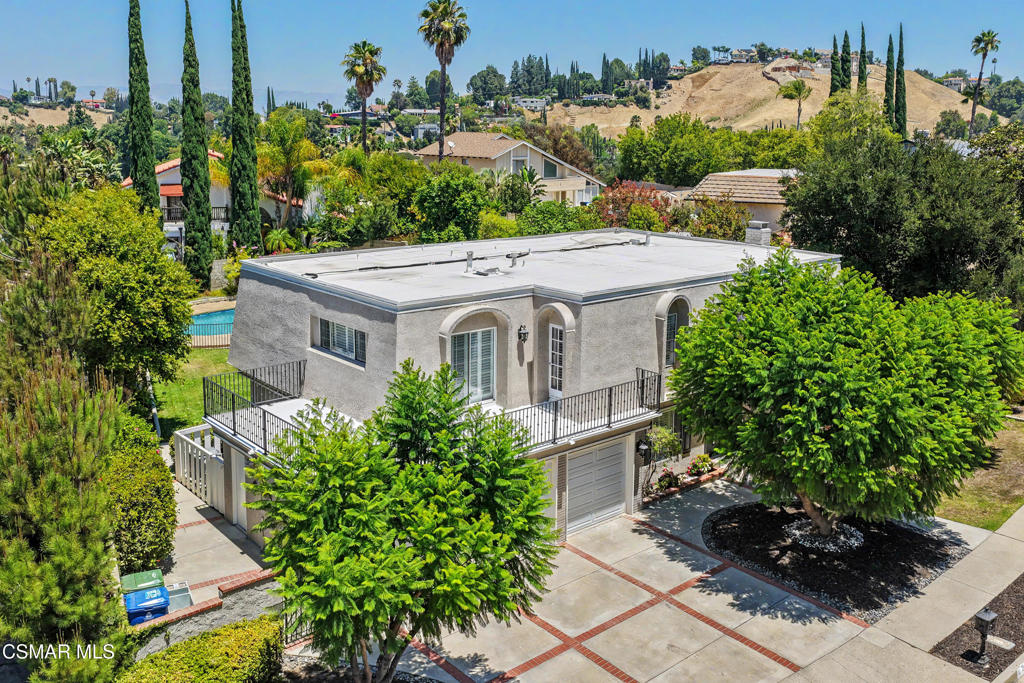 Stylish Living with Resort Backyard