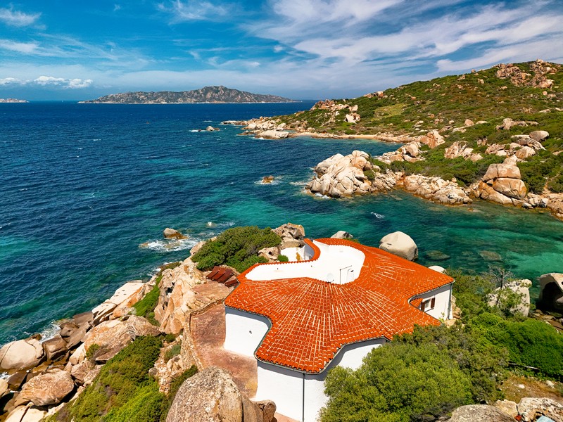 Villa Aquila | An Organic Architectural Masterpiece Between Sea and Nature
