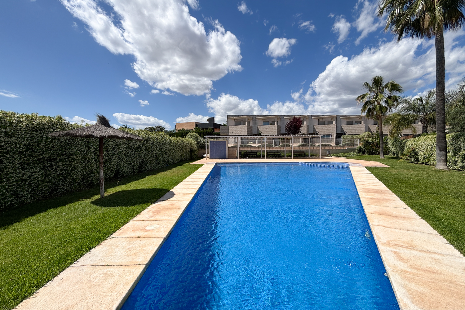 Corner townhouse with shared areas in Torre en Conill