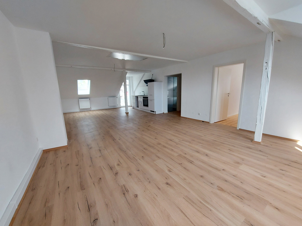 Provisionsfrei: Charmante Dachgeschosswohnung mit Balkon in zentrumsnaher Lage