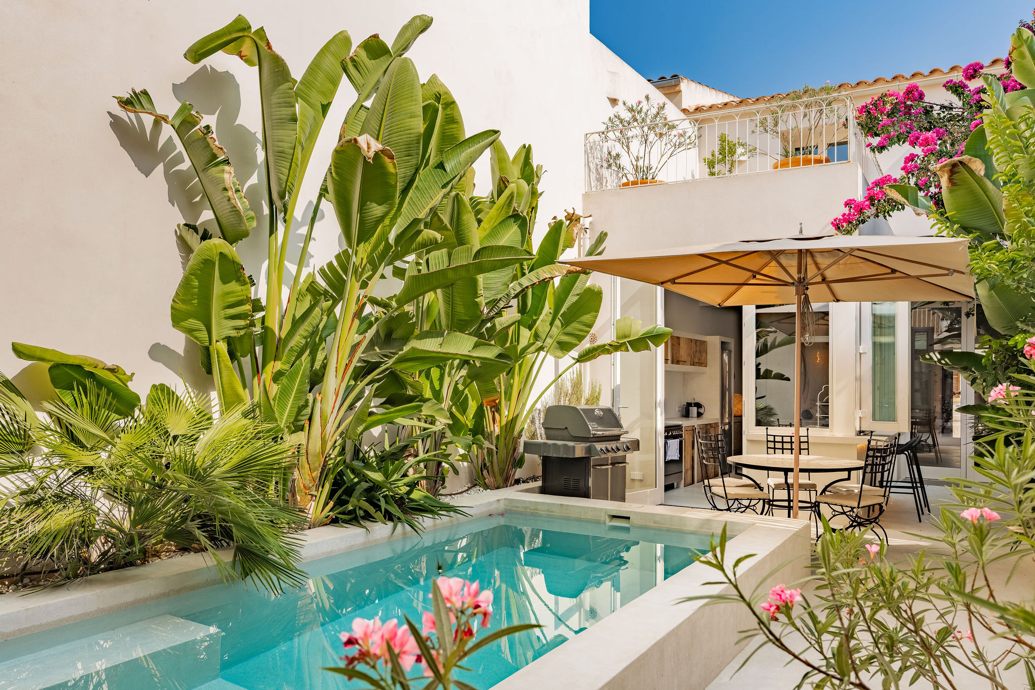 Stylish Townhouse with Pool in the Heart of Campos