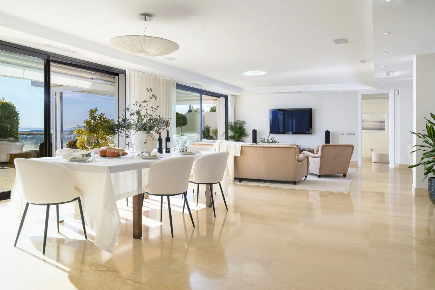 Elegantes und geräumiges Apartment in Nueva Andalucía mit Panoramablick