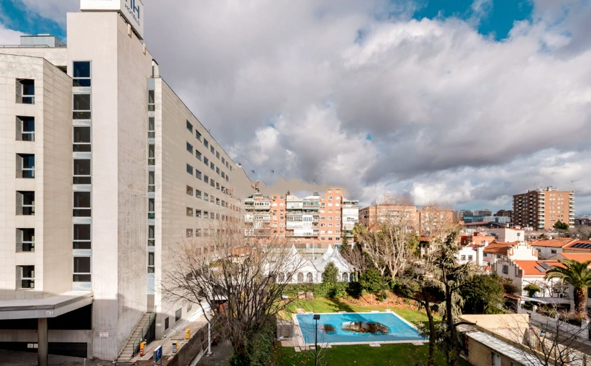Exclusive furnished, bright apartment with terrace and parking in the heart of Salamanca District