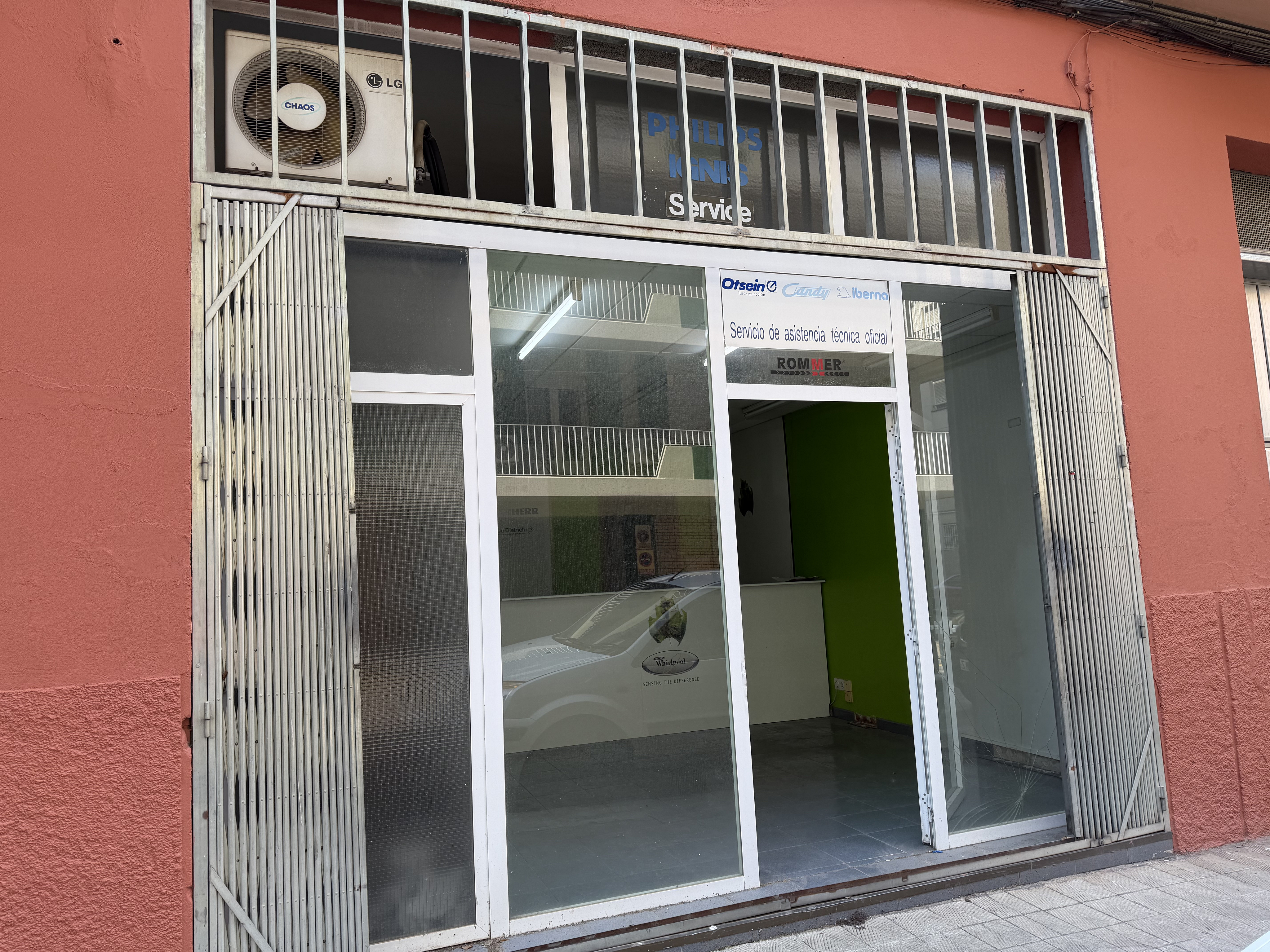 127 m² premises ideal for warehouse, parking, or technical service in Creu de la Mar
