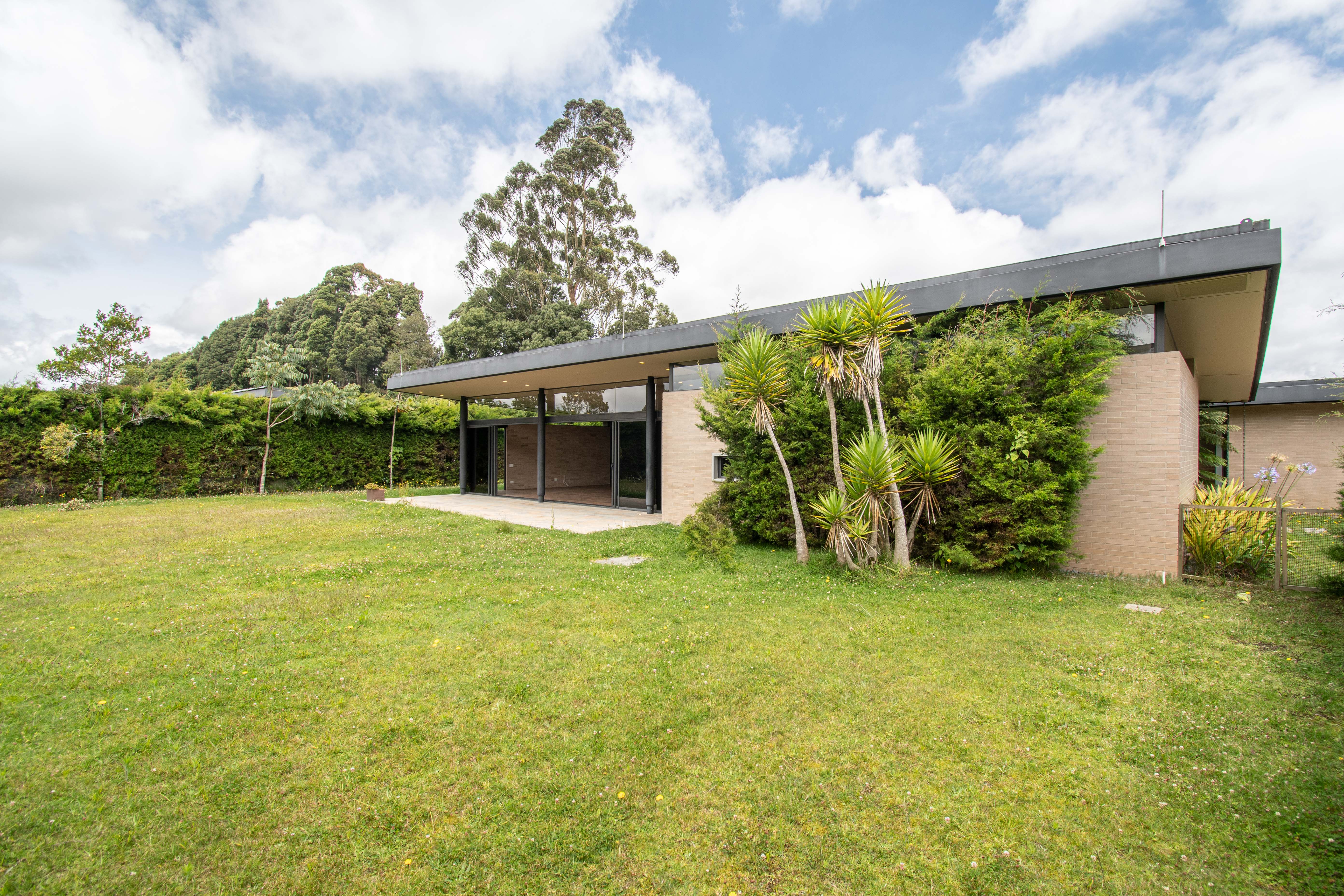 Casa de diseño en exclusiva parcelación para venta en El Alto de Palmas