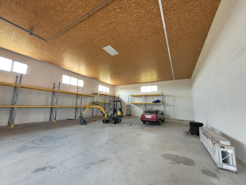 Neuwertige Gewerbehalle mit Büro und Außenlagerfläche in Verden