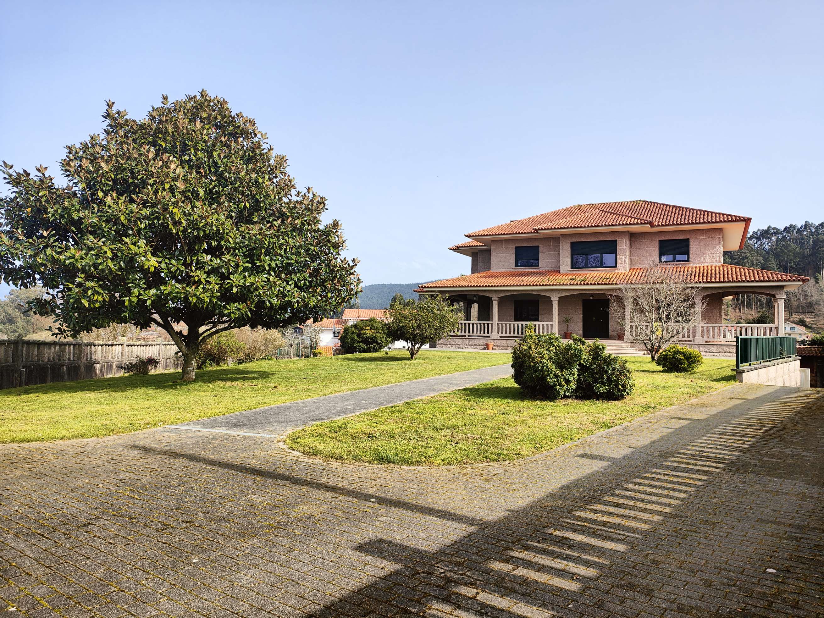 Fabulosa vivienda de 5 dormitorios con jardín en Mourente