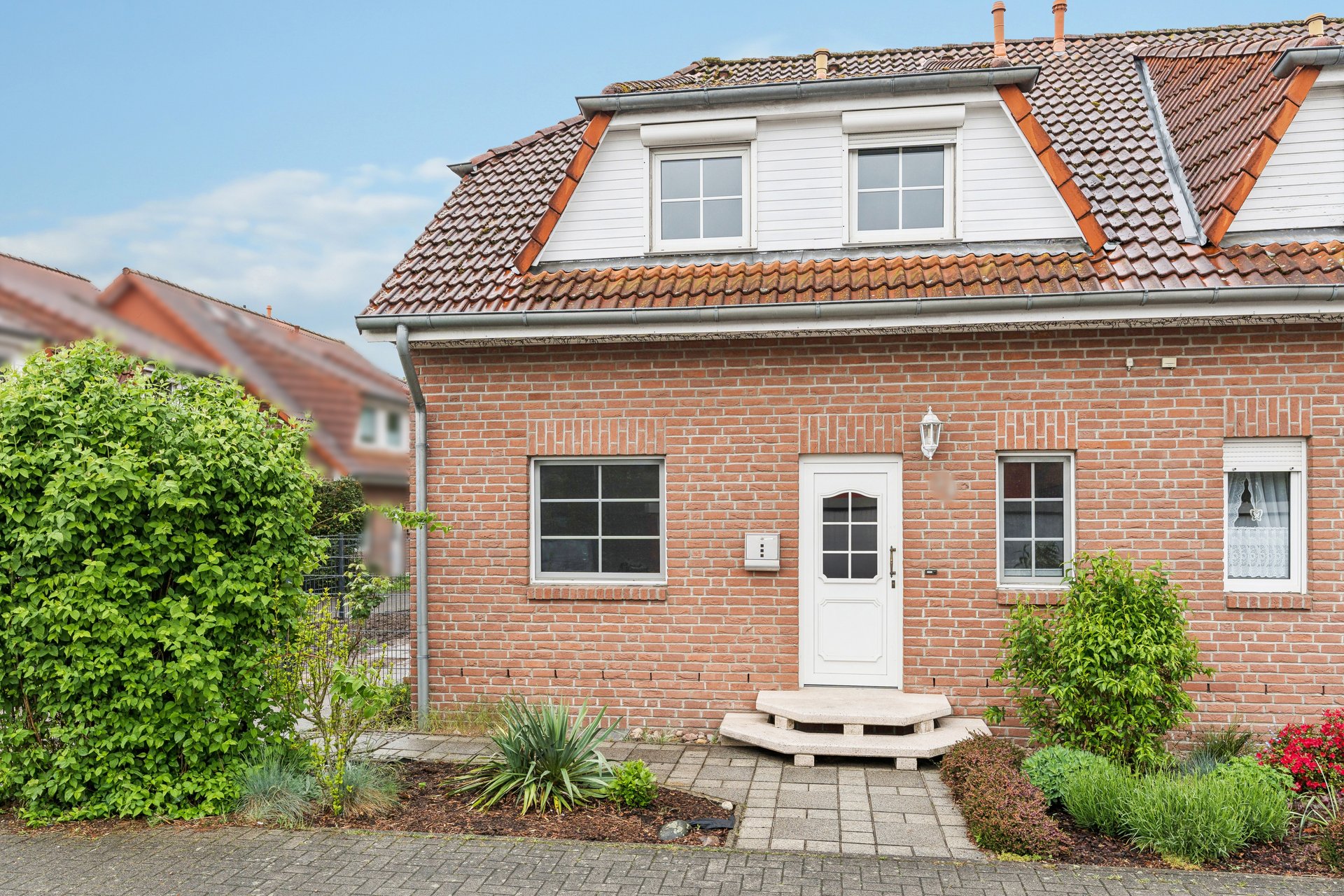 Ein Zuhause zum Gestalten: Doppelhaushälfte mit Charme, Potenzial und zwei Garagen