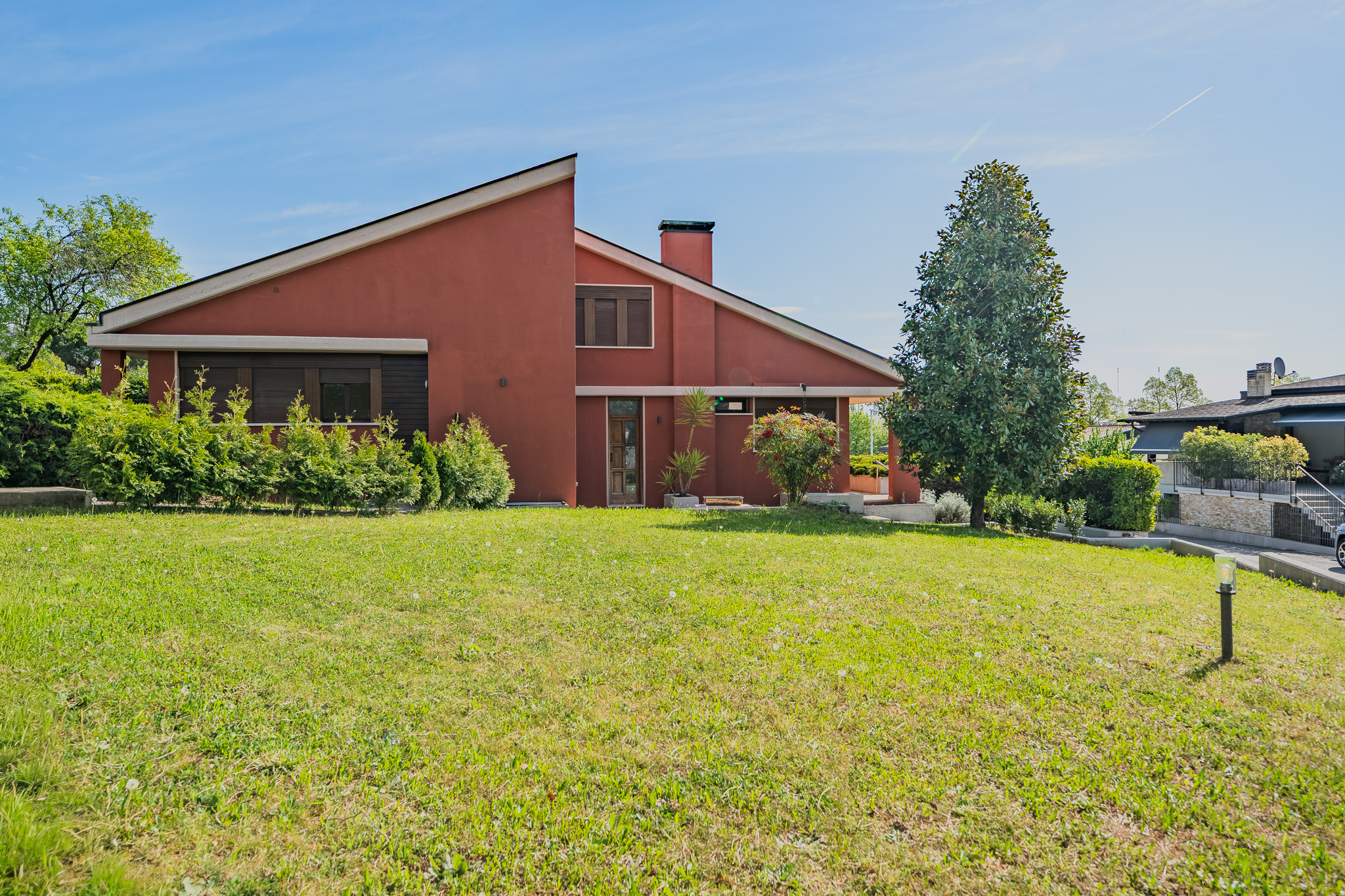 Il Privilegio della Collina: Villa Moderna con Dependance a Monticella