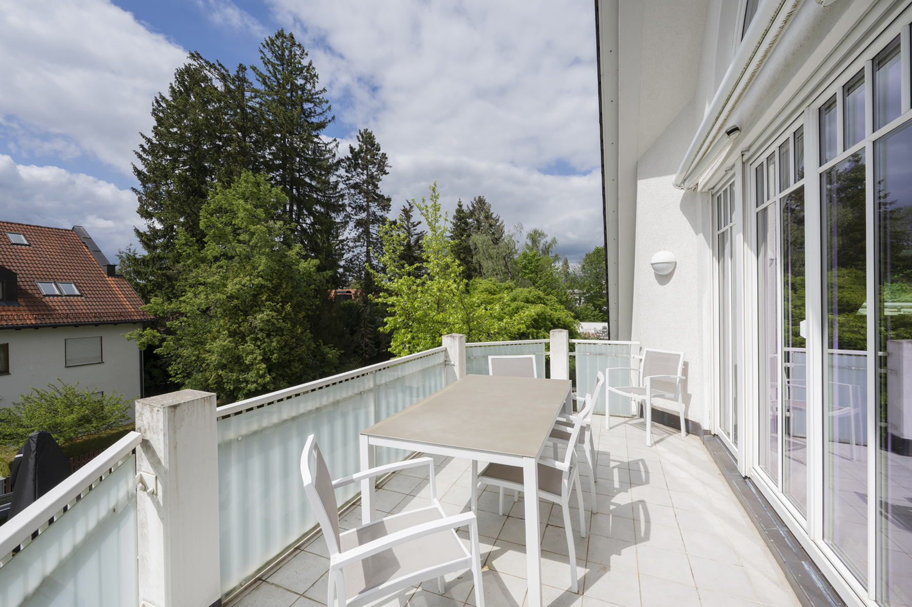 Waldtrudering: High-quality, spacious 4-room top-floor apartment with 2 balconies and gallery