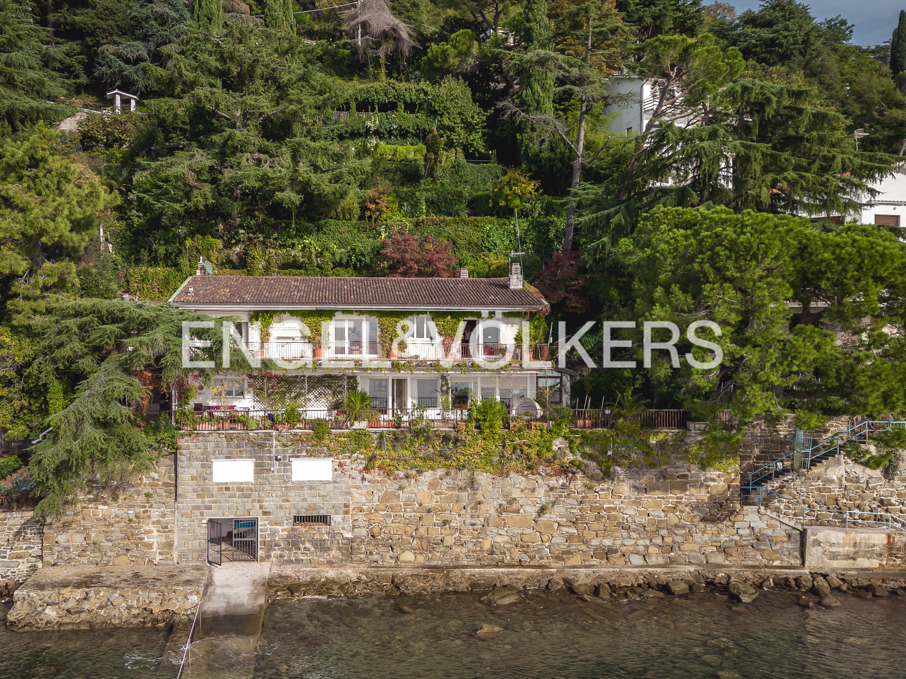 Seltene und außergewöhnliche Villa am Meer