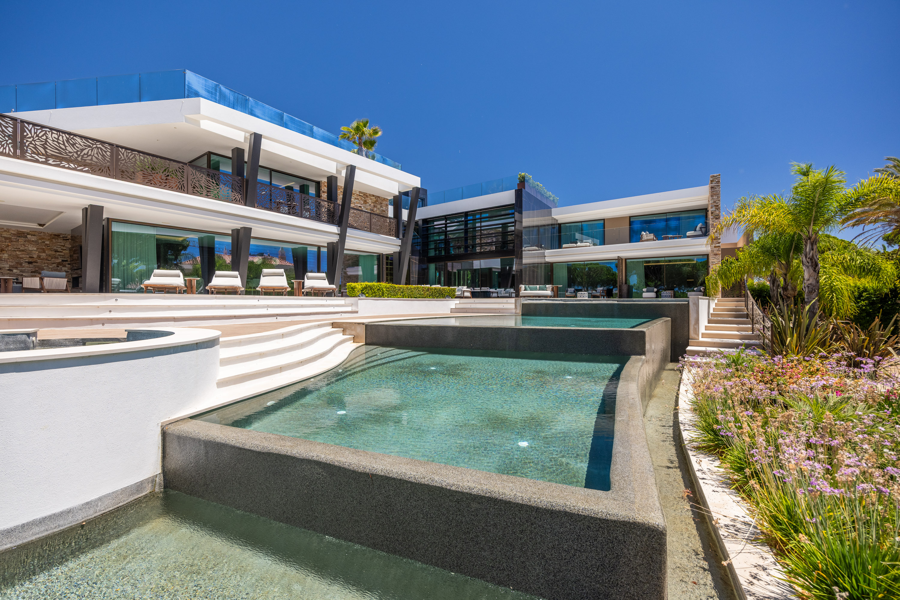 Moderne Villa am Golfplatz mit Panoramablick aufs Meer