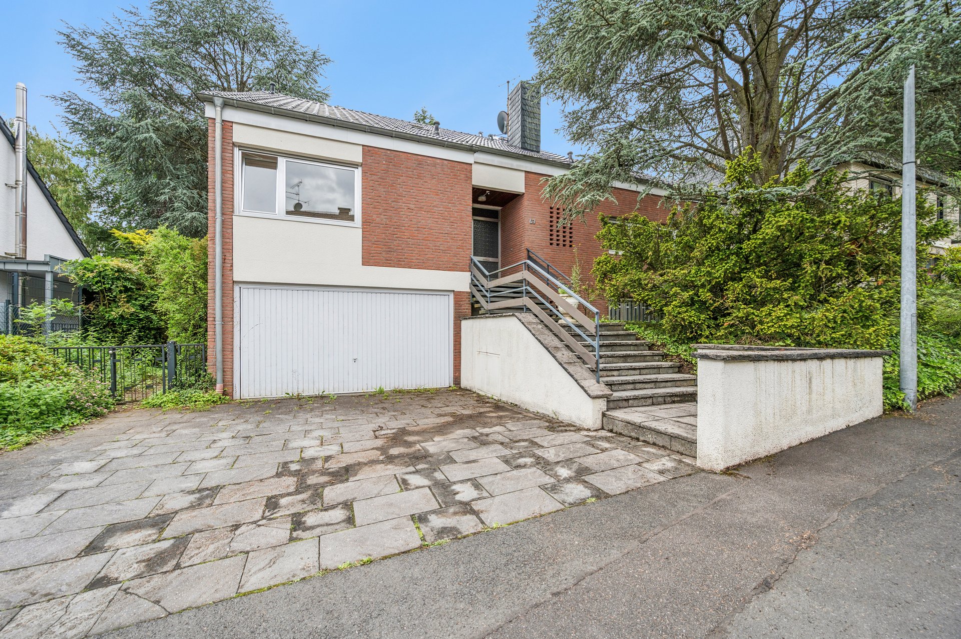 Spacious single-family home in Bruehl – living with private pool, sauna, fireplace and double garage