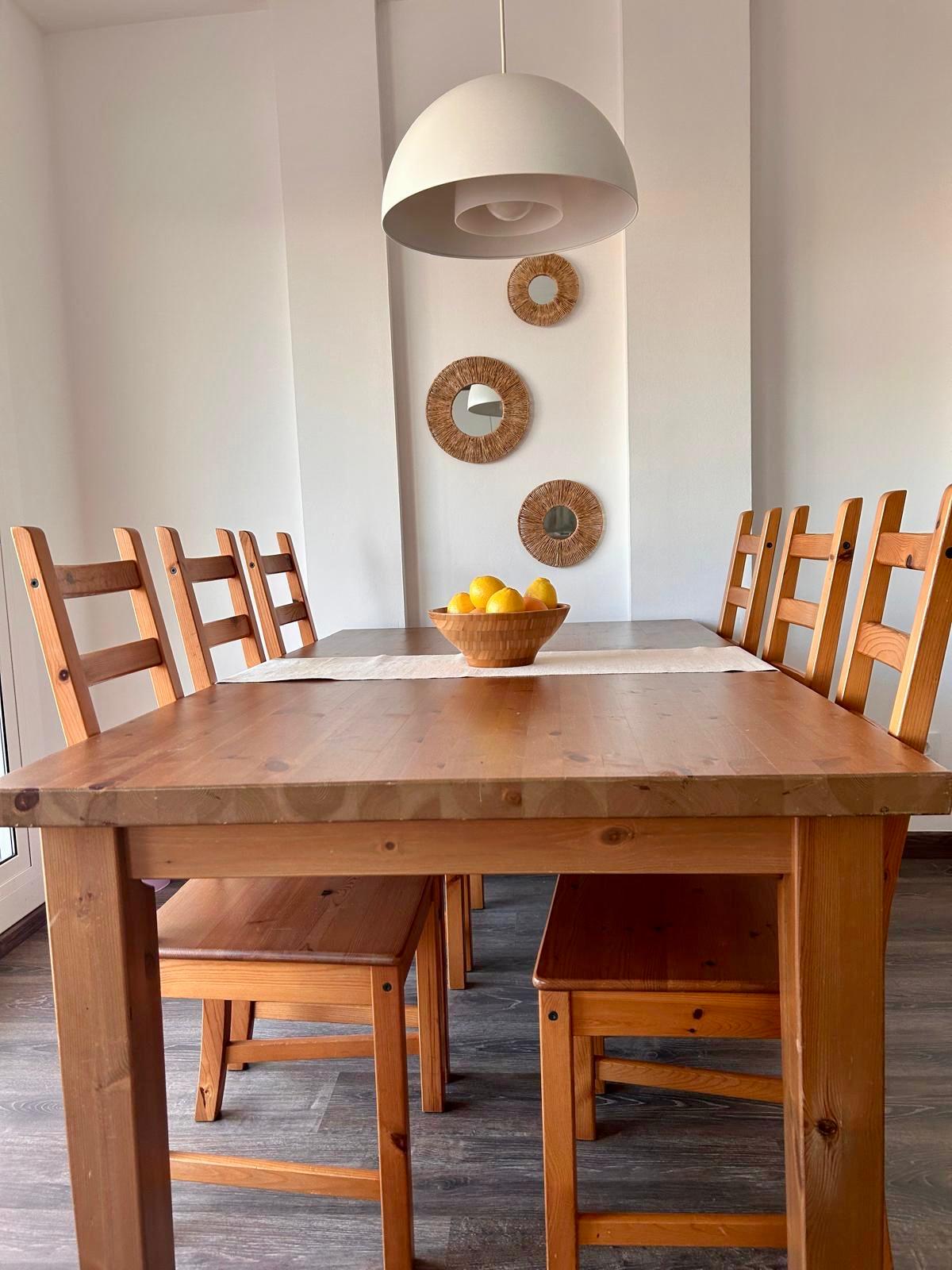 Descobriu el luxe a Sitges: apartament impecable amb terrassa, piscina, garatge i ascensor, 2 dormitoris i 2 banys, a tocar del mar i amb connexió directa a Barcelona.