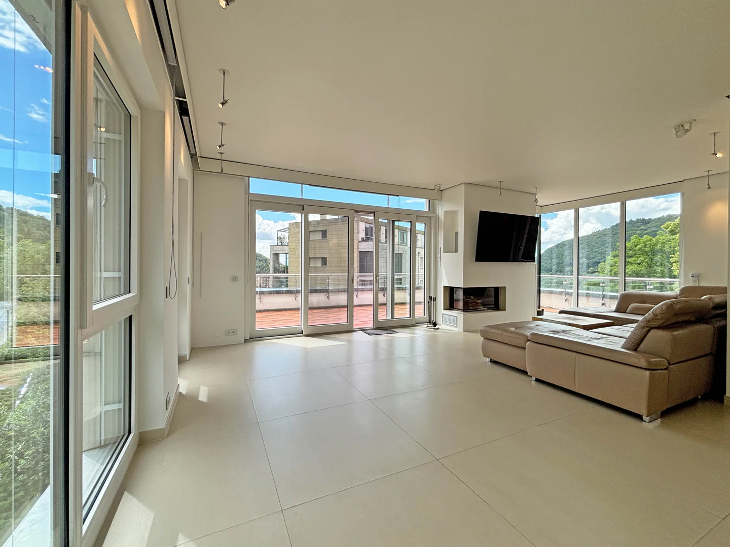 Exklusives Wohnjuwel mit Schlossblick - Foto 1