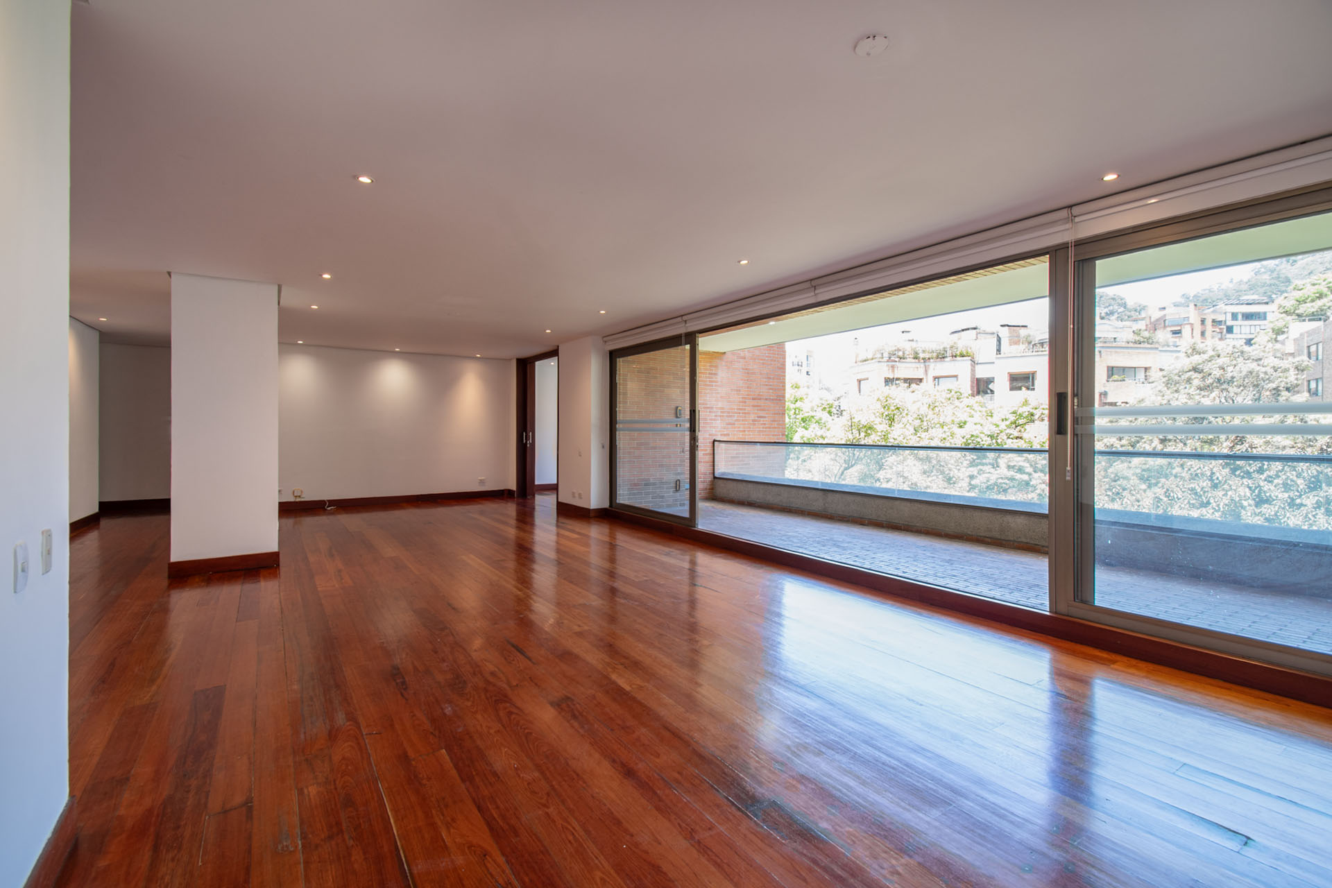 Apartamento con clubhouse, terraza y balcón para venta en Rosales