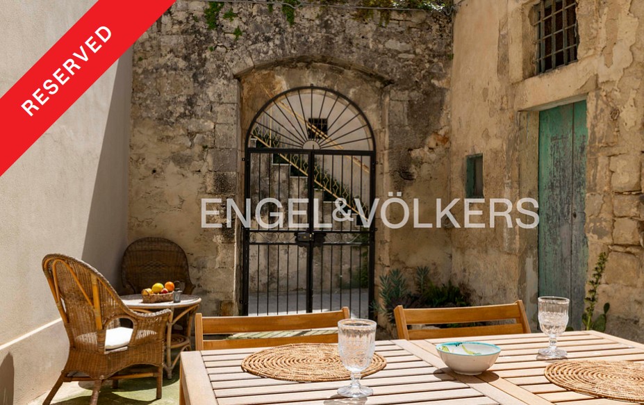 “San Giovanni” Residence: Renovated detached house with inner courtyard in Upper Modica