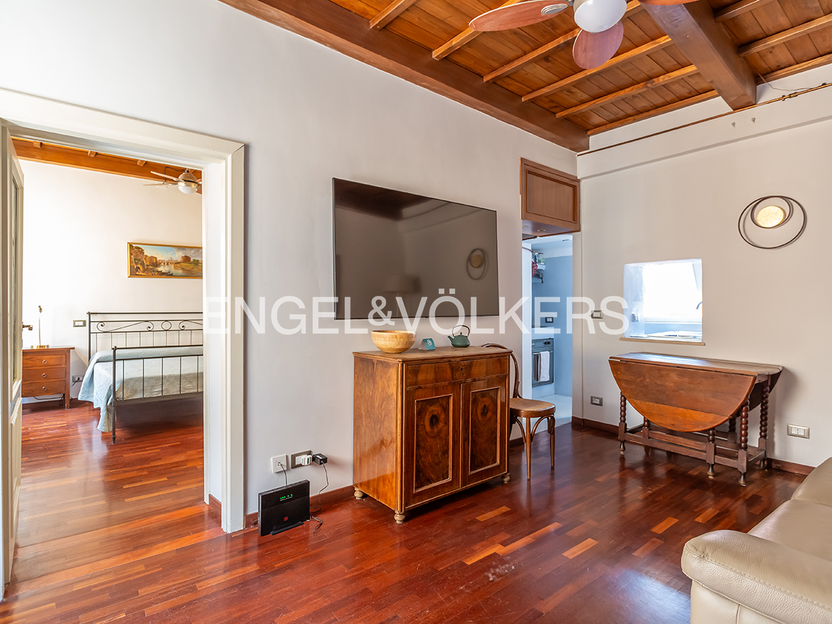 Two-room flat steps from the Spanish Steps