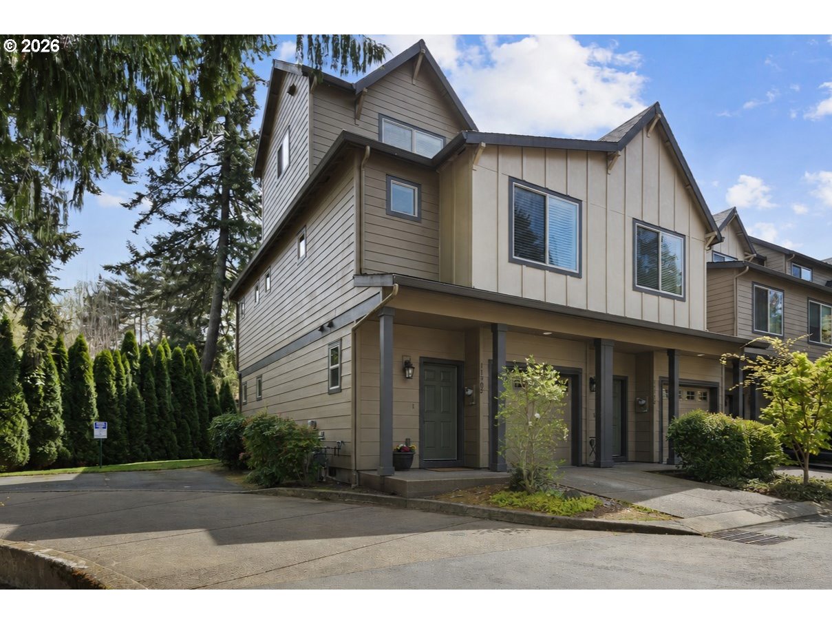 Stylish Executive End-unit Townhome near Progress Ridge
