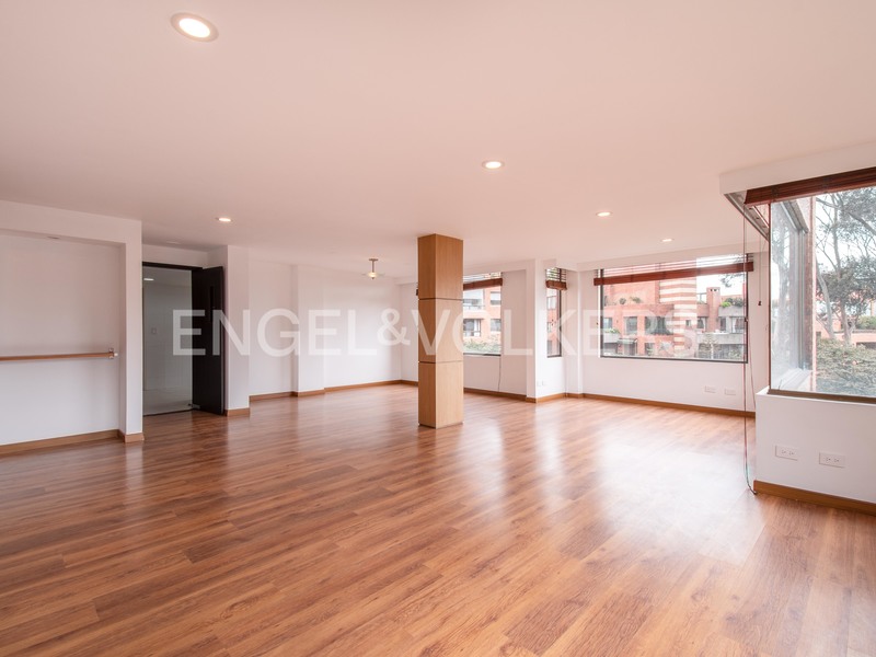 Apartamento con vista verde para arriendo en Rosales
