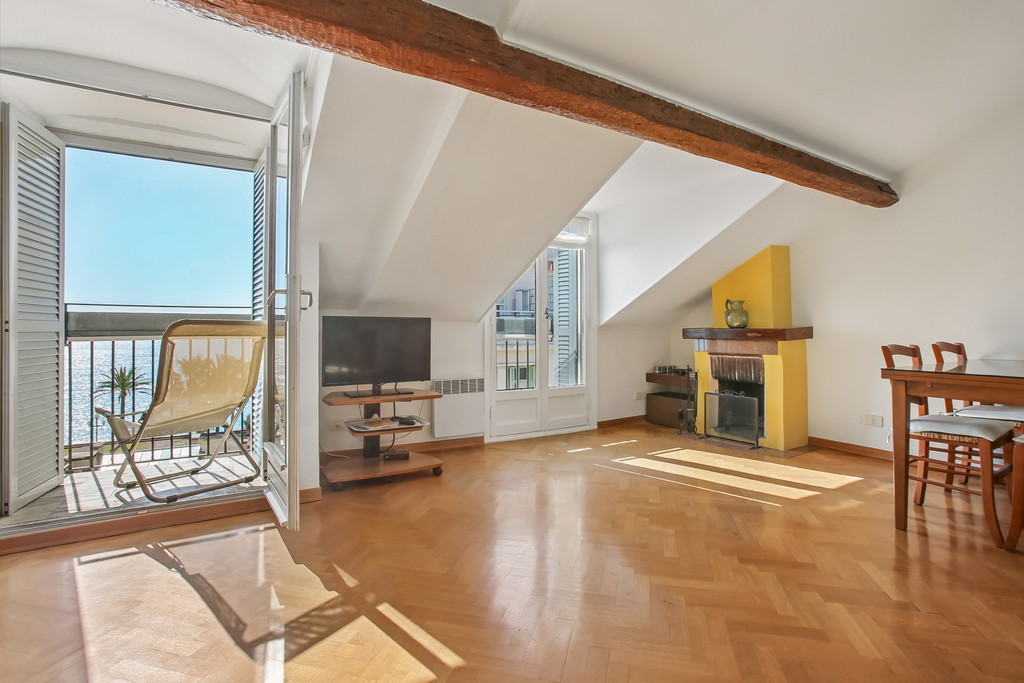 Exclusivité - Appartement 3 pièces en dernier étage avec vue mer, promenade des anglais