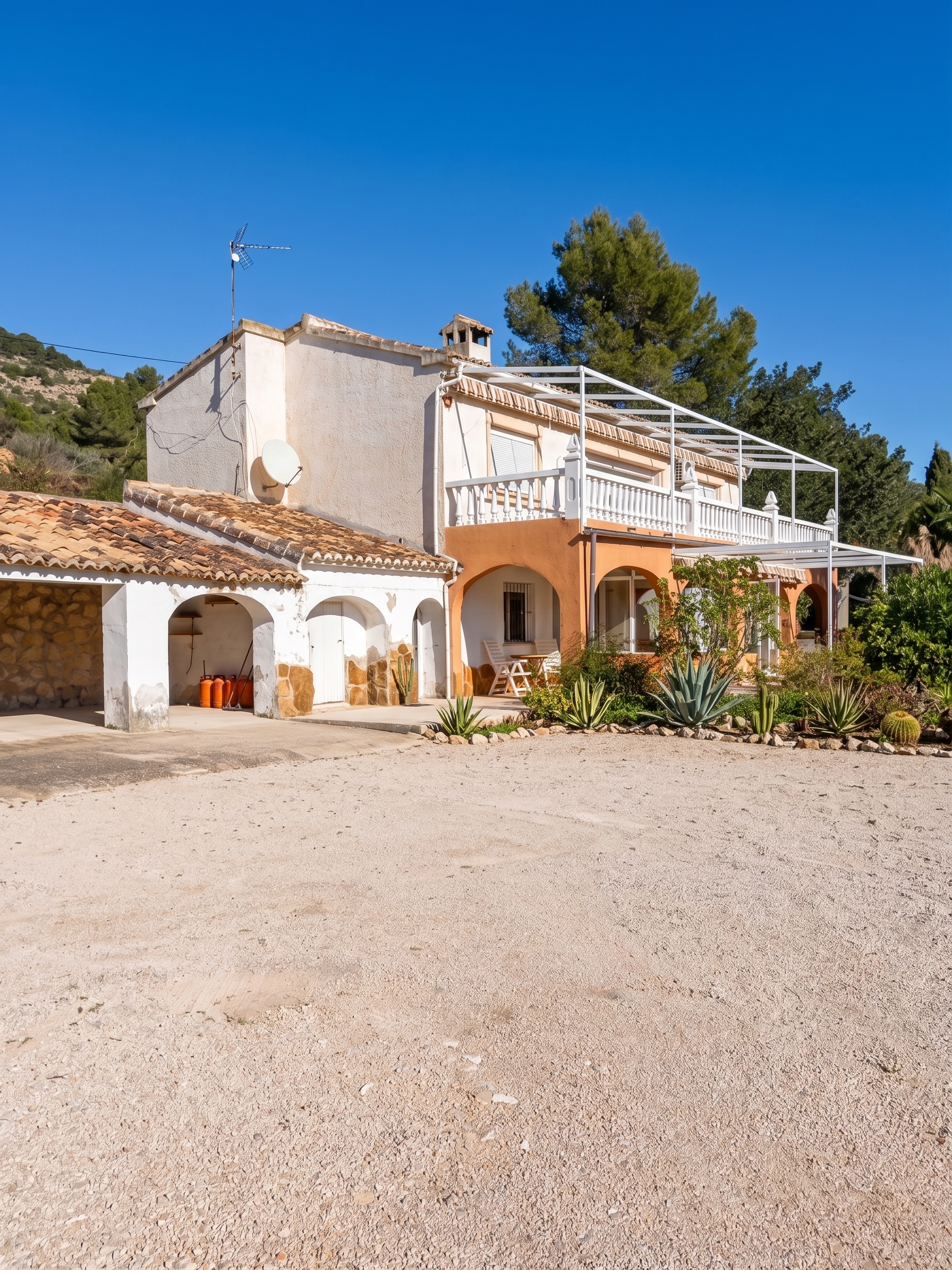 Unique Opportunity: Charming Traditional Villa with Great Potential and Views of Coll de Rates in Parcent