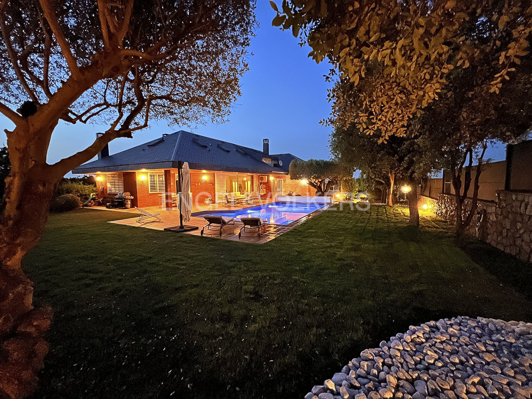 Magnificent and bright property with pool and incredible views
