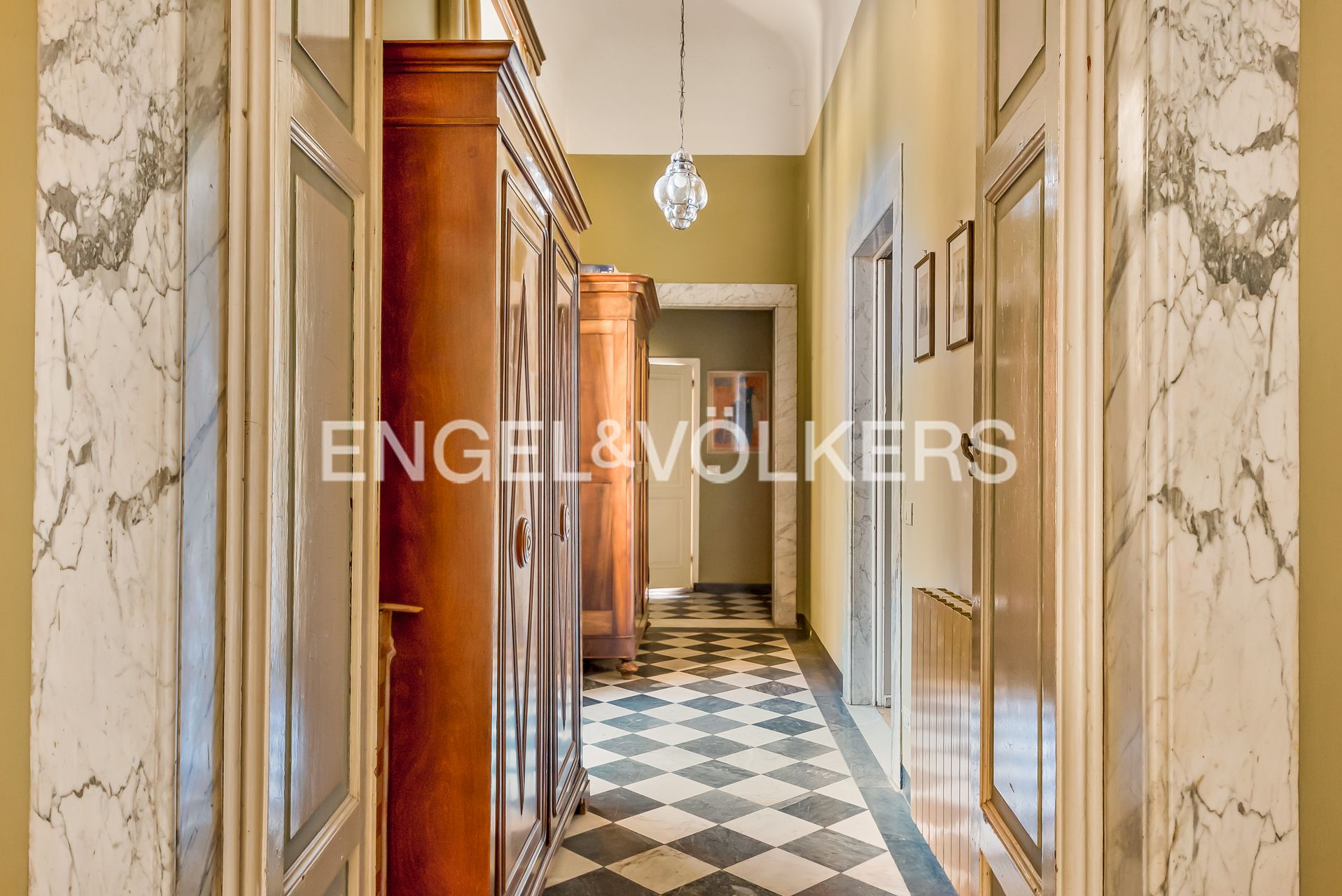 Elegant apartment to renovate in a historic building