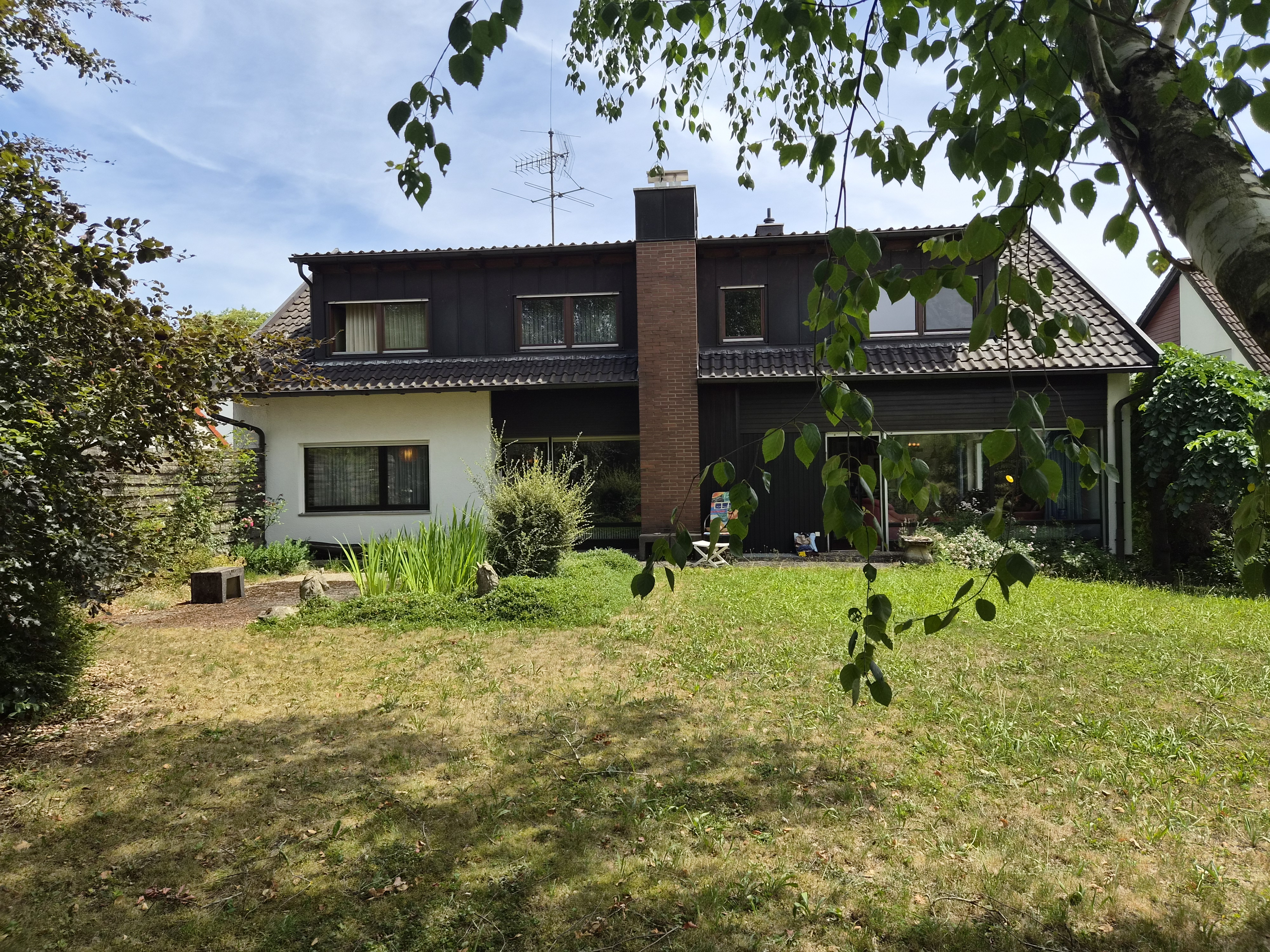 Massiv gebautes Familienhaus mit ELW im DG und herrlichem Garten • unterkellert und bereit für die Zukunft