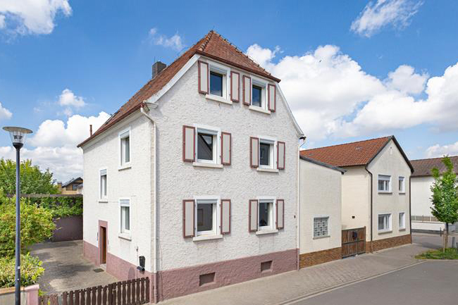 Charmantes EFH mit großem Garten, Doppelgarage und viel Potenzial!