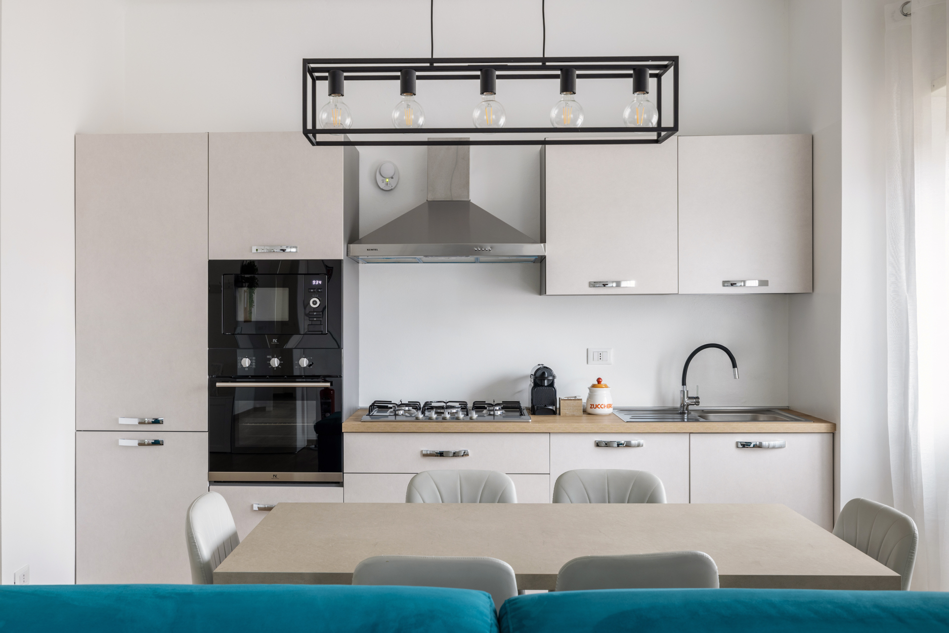 Bright Renovated Apartment with Garden in Arona