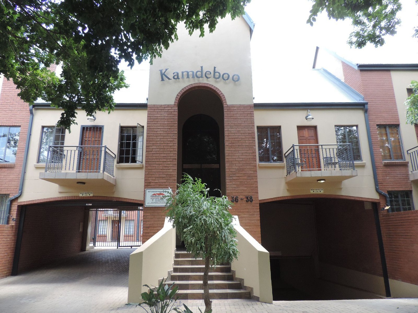 Bachelor apartment located +-800 meters from NWU gate