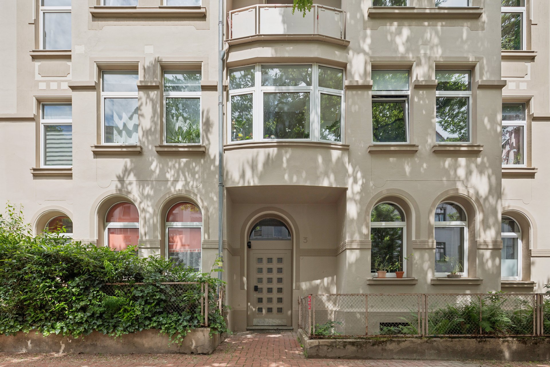 Rough diamond in Linden-South: ground-floor apartment in a listed Wilhelminian-era building