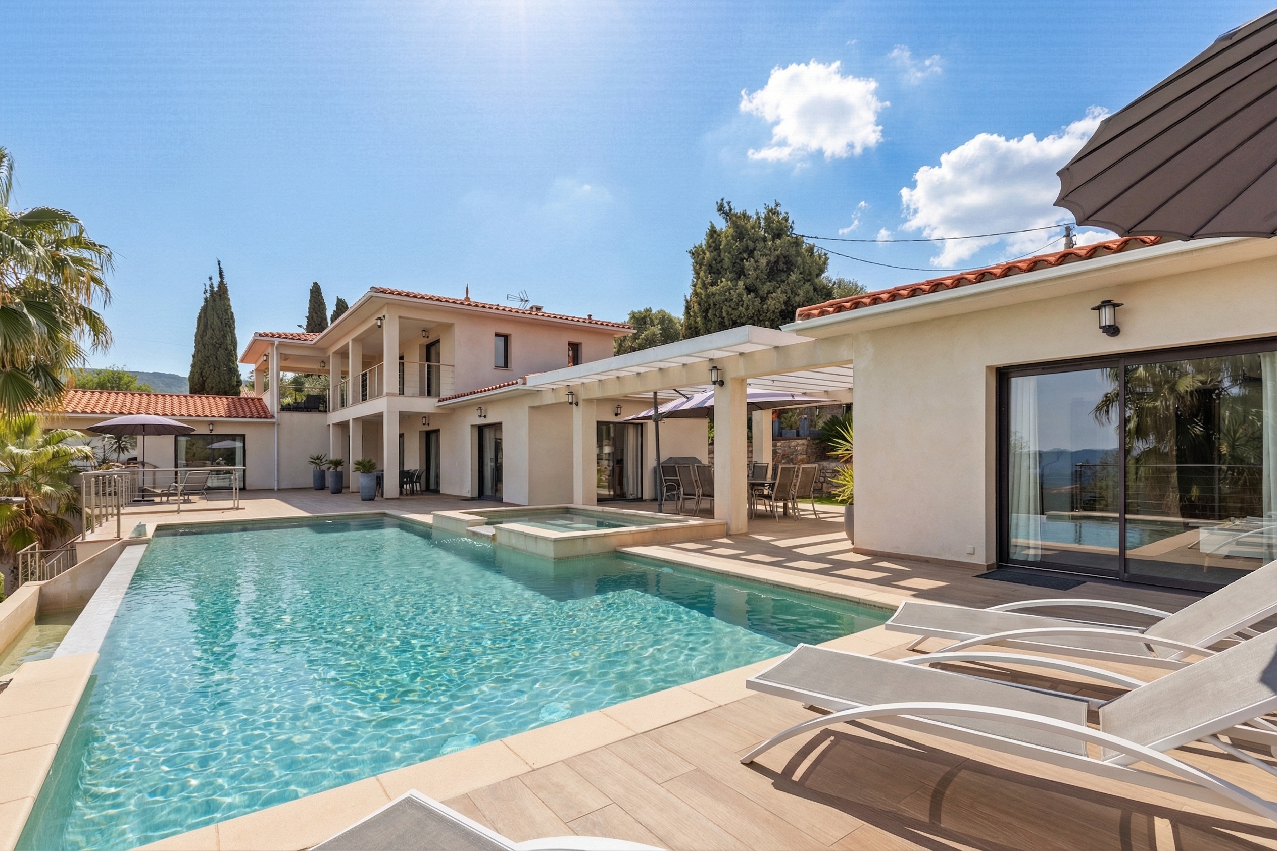Large contemporary villa with 3 bedrooms, 1-bedroom apartment and separate studio