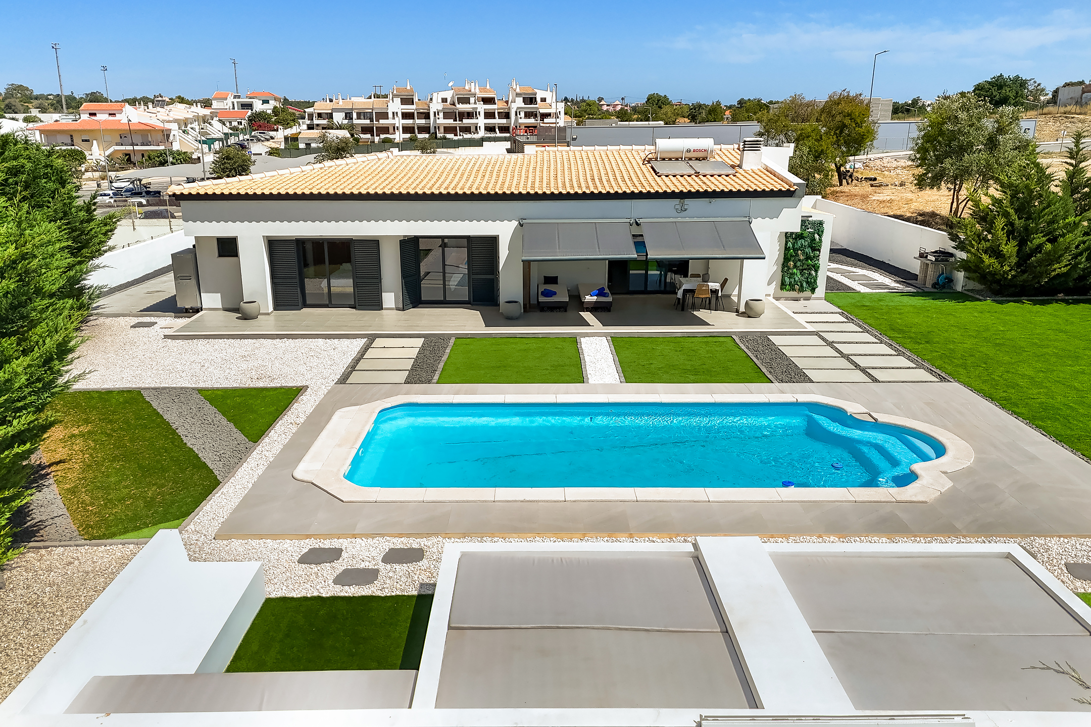 Single-storey Villa with Private pool, 600m from beach