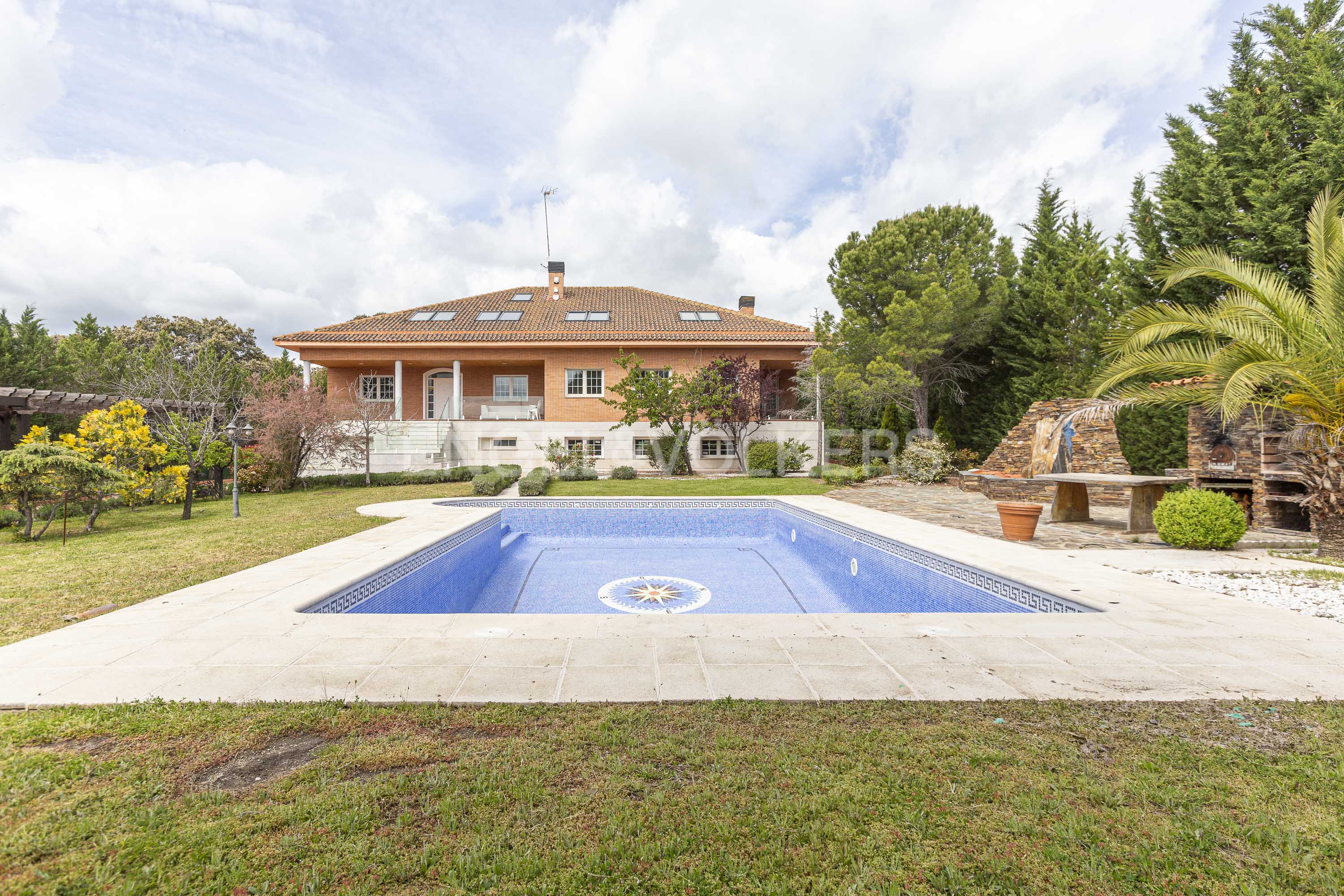 Chalet de Lujo con Piscinas Interior y Exterior en Los Arroyos