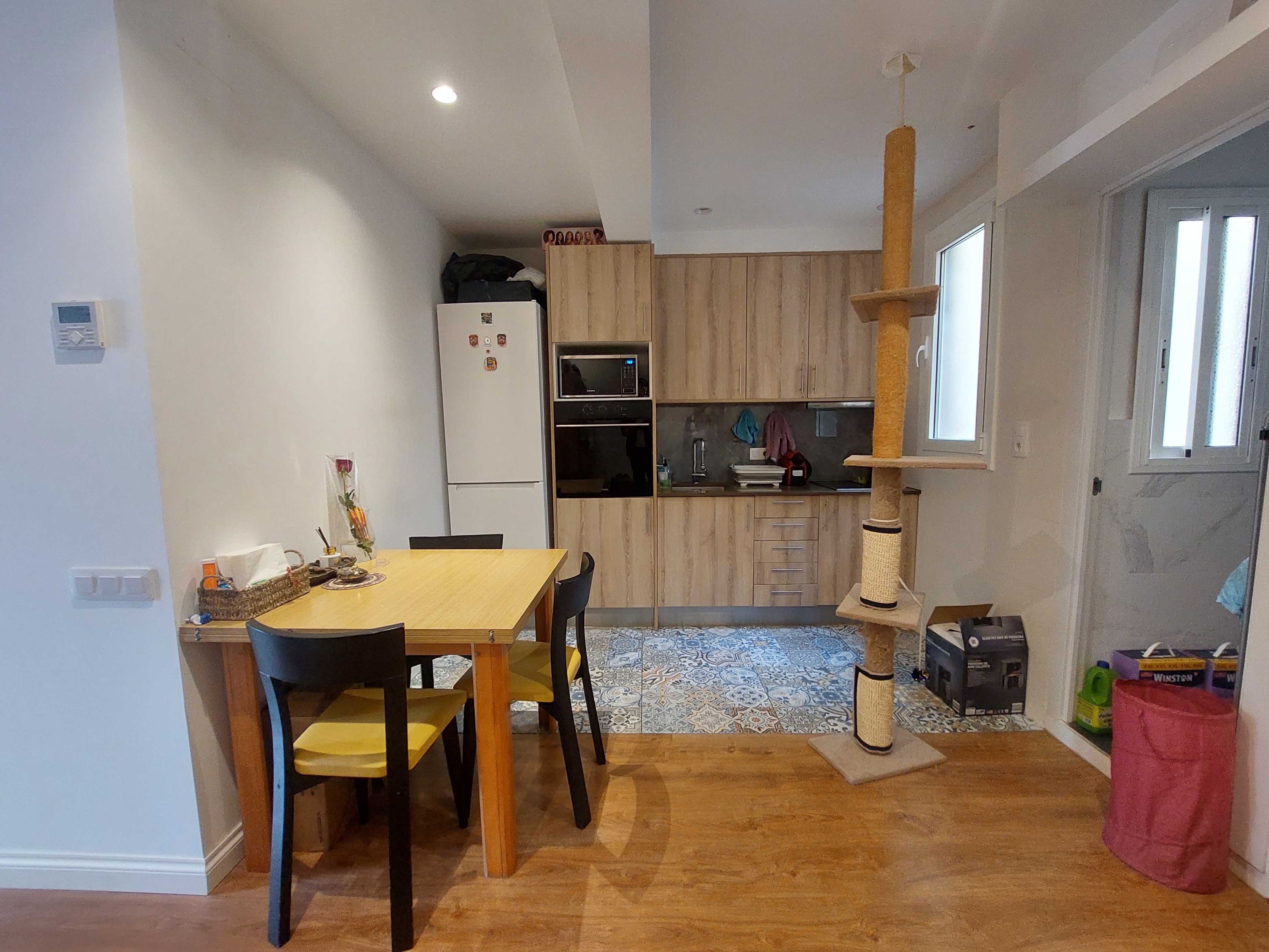 High, functional flat minutes from the sea