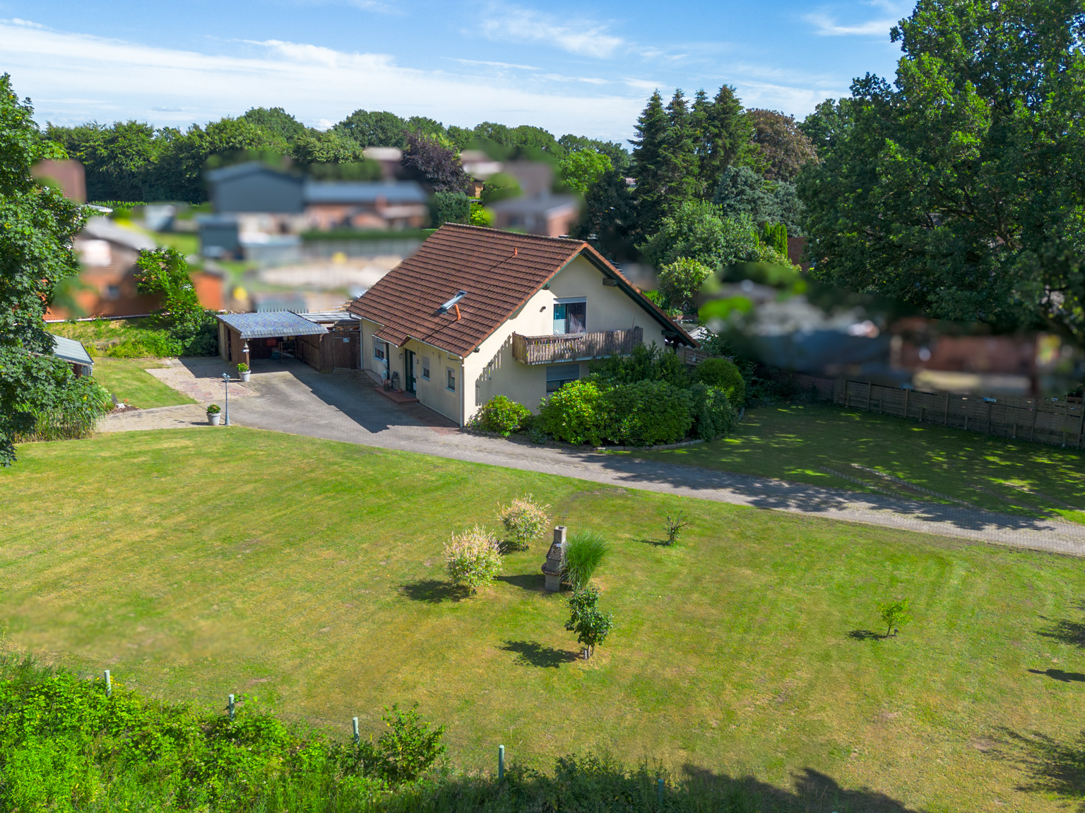 Familienfreundliches Zweifamilienhaus mit Pool und Photovoltaik