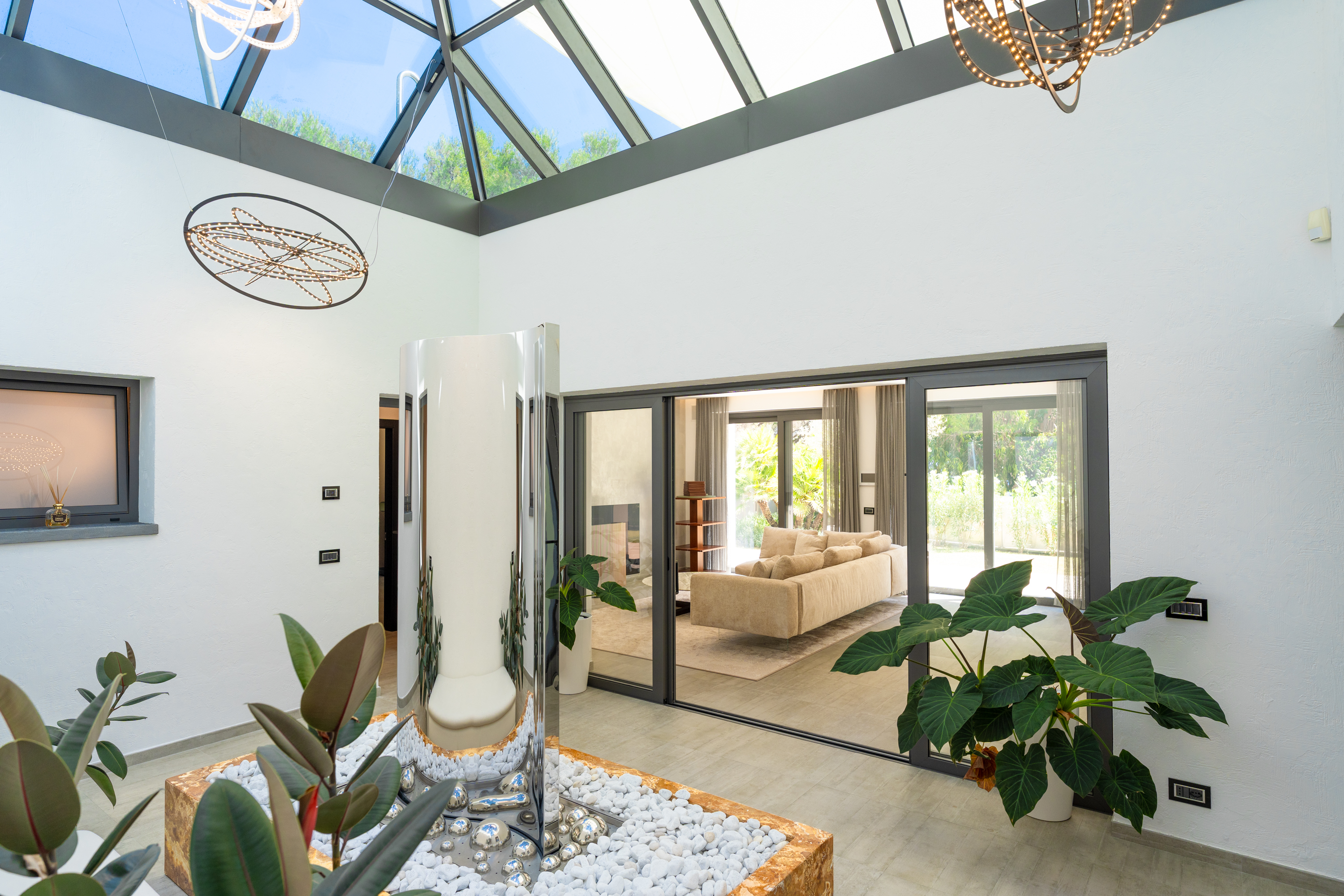 Contemporary villa in tranquil seclusion with great privacy