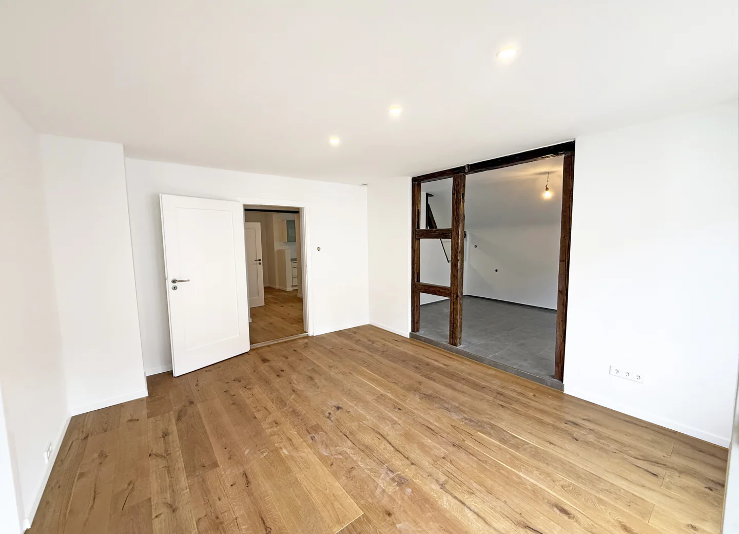 S-MITTE: Modernisierte Dachgeschoss-Wohnung in begehrter Lage - Photo 1