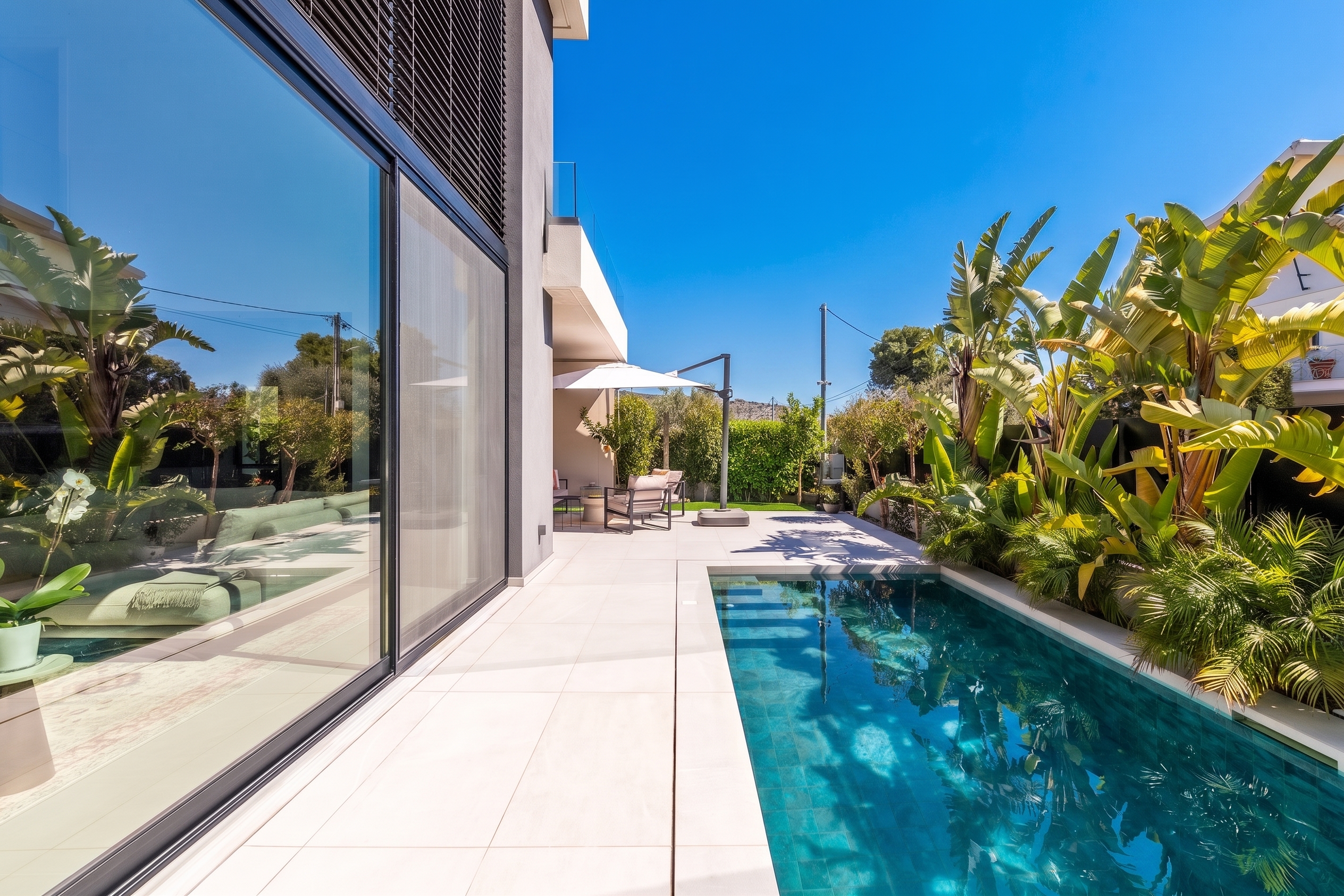 Uniquely stylish and luxurious newly built villa with pool in Varkiza [KI-modifiziert]