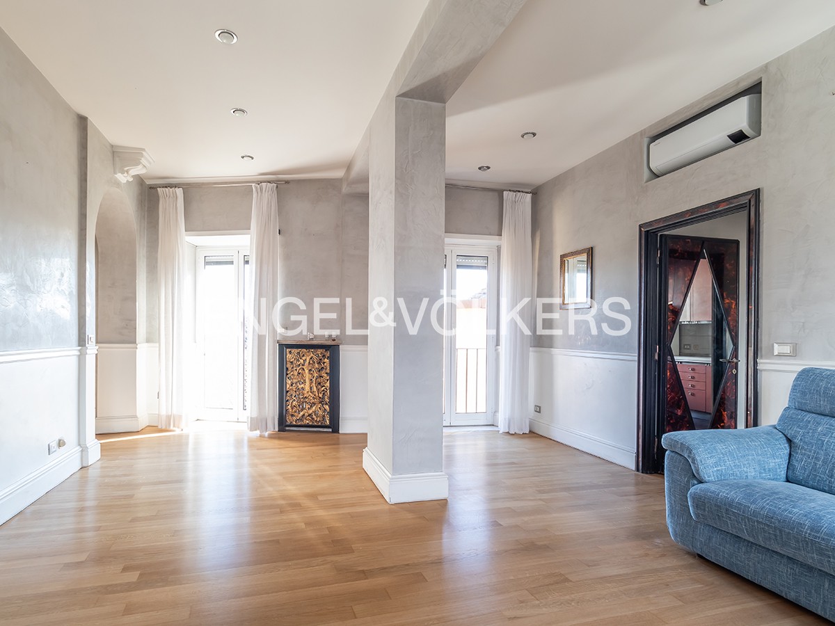 Bright 2-bedroom in Monti