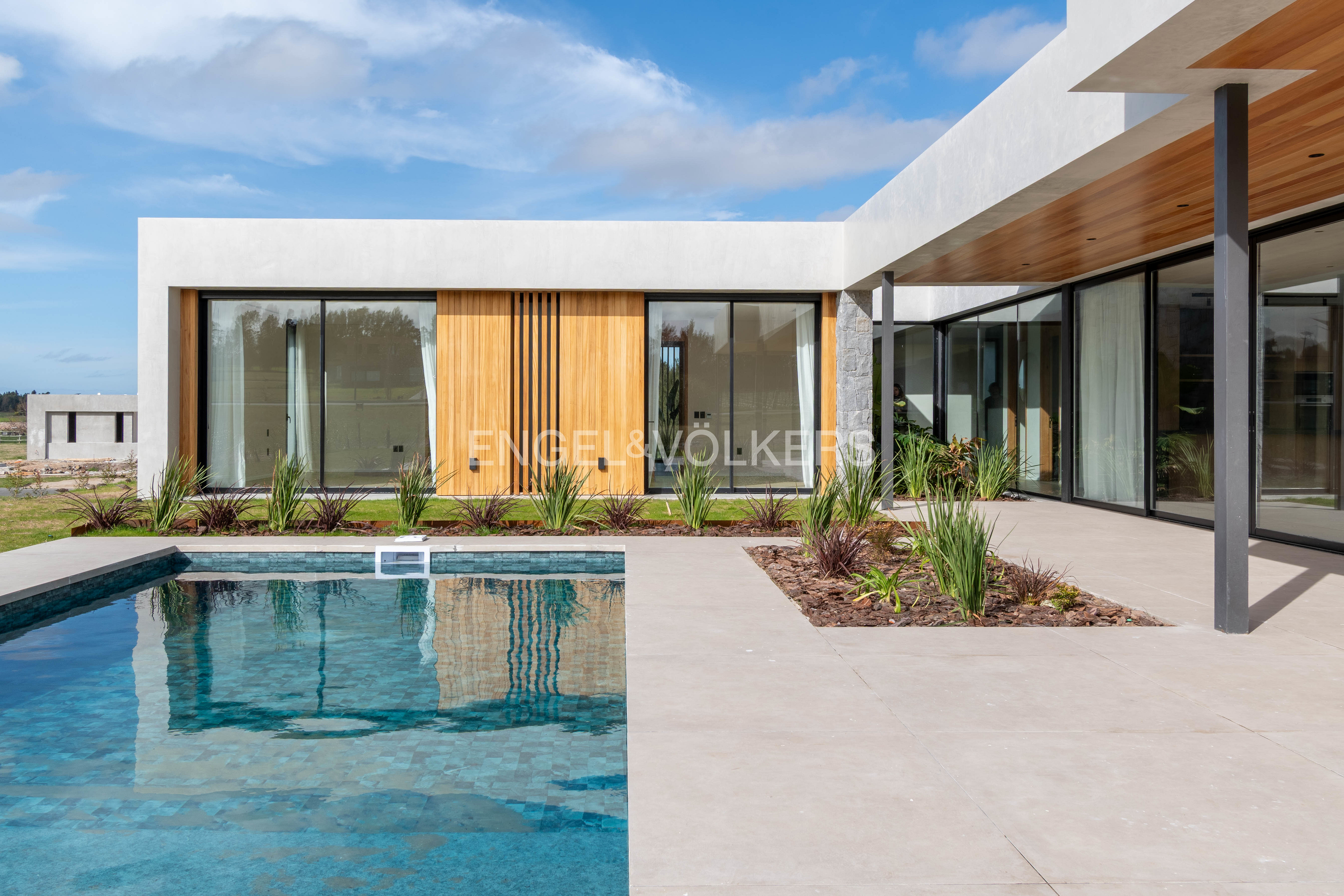 Exclusiva casa en venta a estrenar, de diseño y construcción de primer nivel, en  La Tahona