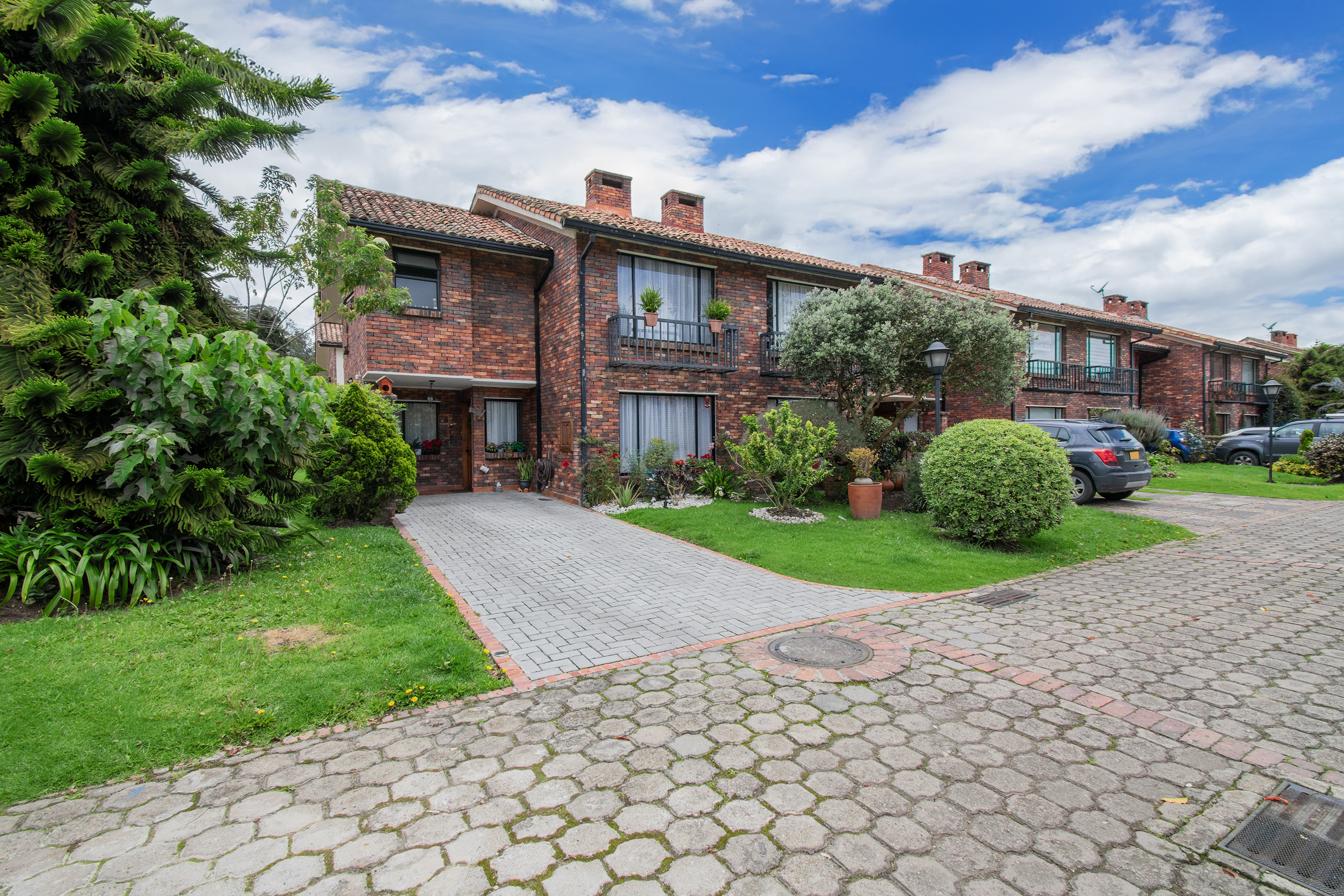 Casa esquinera para venta en conjunto cerrado en Chía