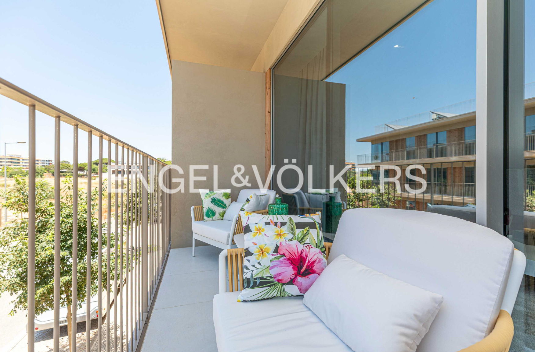 2-bedroom apartment with sea view, walk to beach