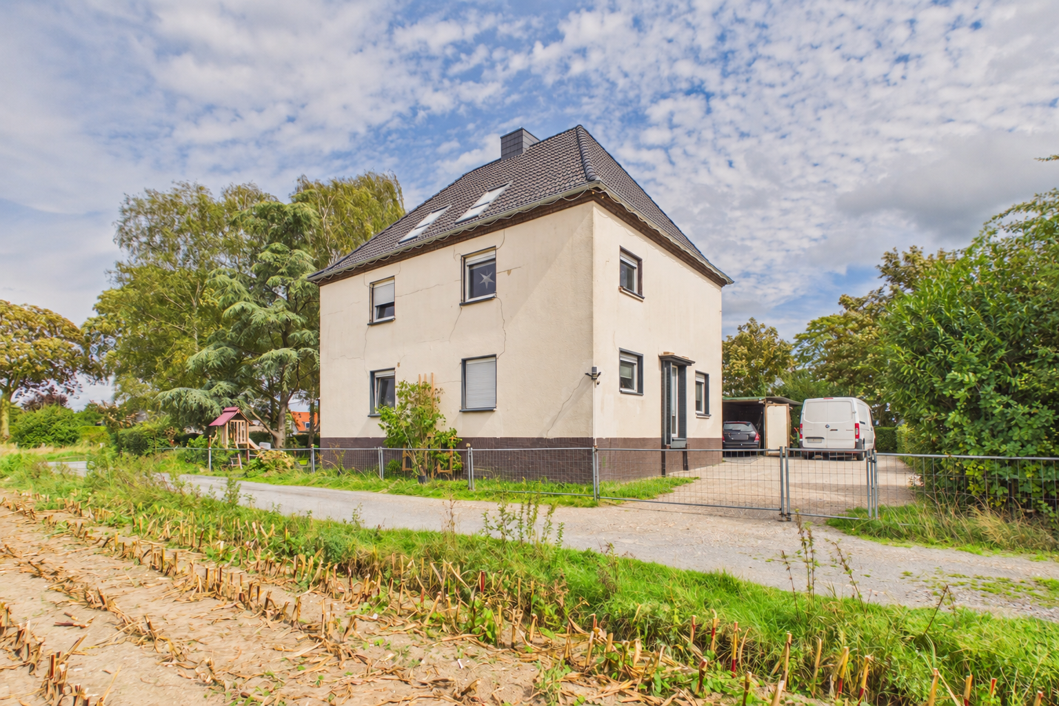 Ein Nachbar, sonst nur Felder – Familienhaus auf 1.257 m² in Bimmen