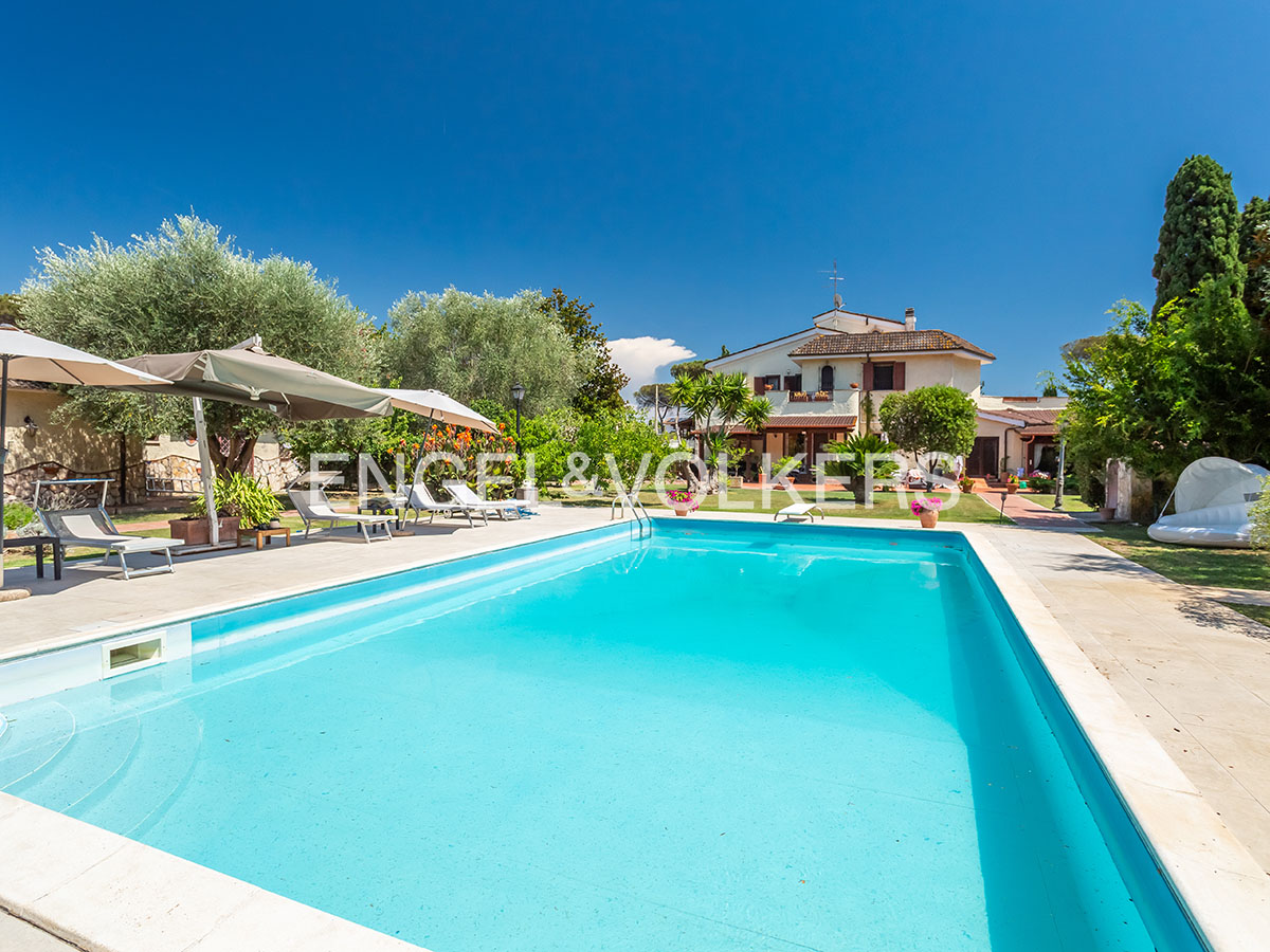 Infernetto villa with guesthouse, pool and private park