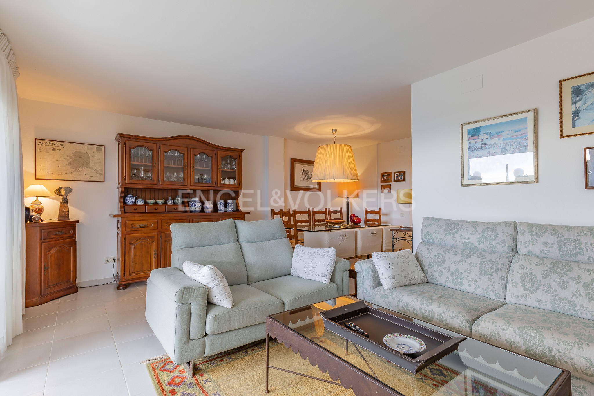 Flat with garden and swimming pool on the sea front
