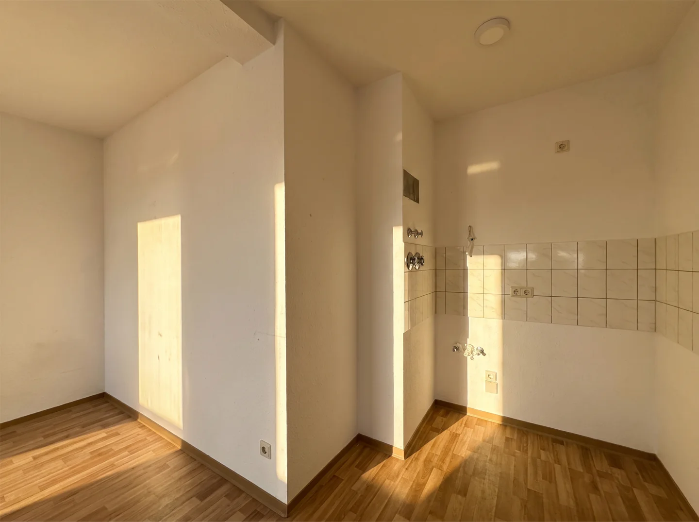 Charmante Zwei-Zimmer-Wohnung mit Balkon und Loggia! - Photo 3